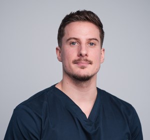 Matej Adžić - er Abteilung für Refraktive Chirurgie und Hornhauterkrankungen